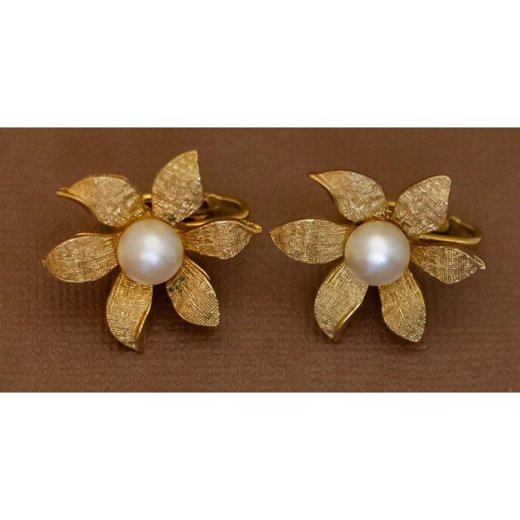 Vintage White Faux Pearl Center Gold Tone Floral Clip On Earrings by Coro - U28 - Picture 2 of 3